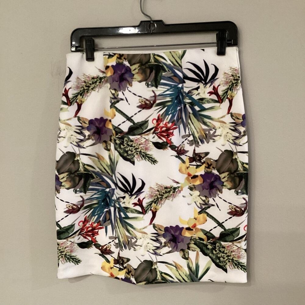 Carmen Marc Valvo Medium Skirt in Excellent Preloved Condition!